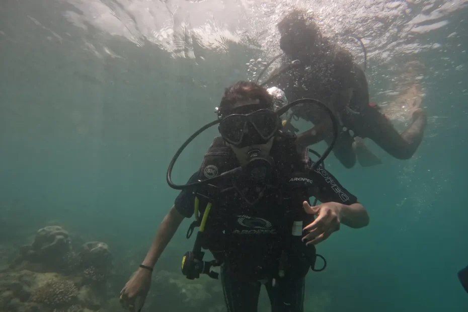 A female scuba diver with her instructor