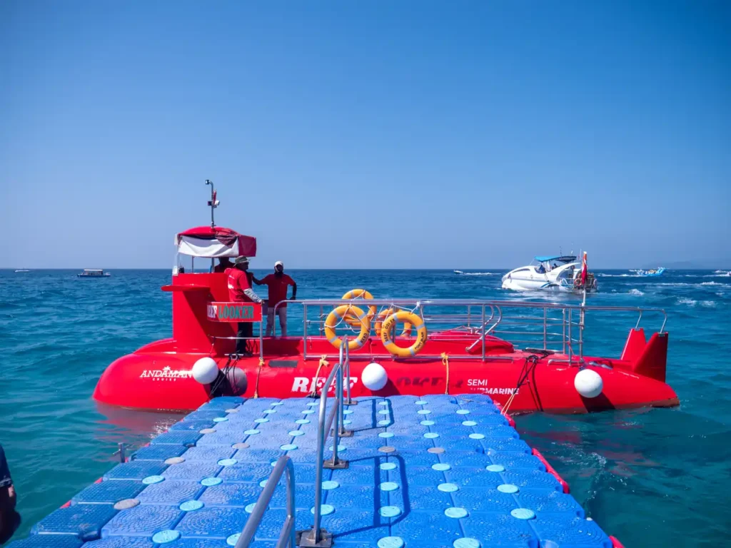 Reef Looker Semi-Submarine at a floating dock